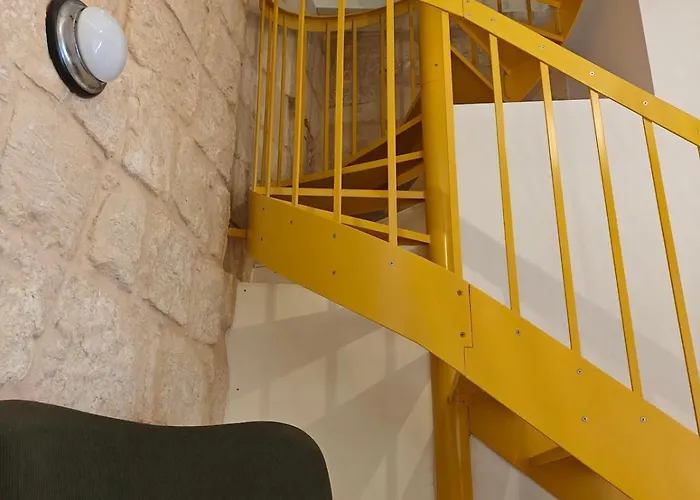 Charming Character In Village Core Gazde/Camere de închiriat *