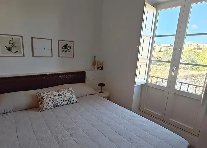 Charming Character In Village Core Gazde/Camere de închiriat *