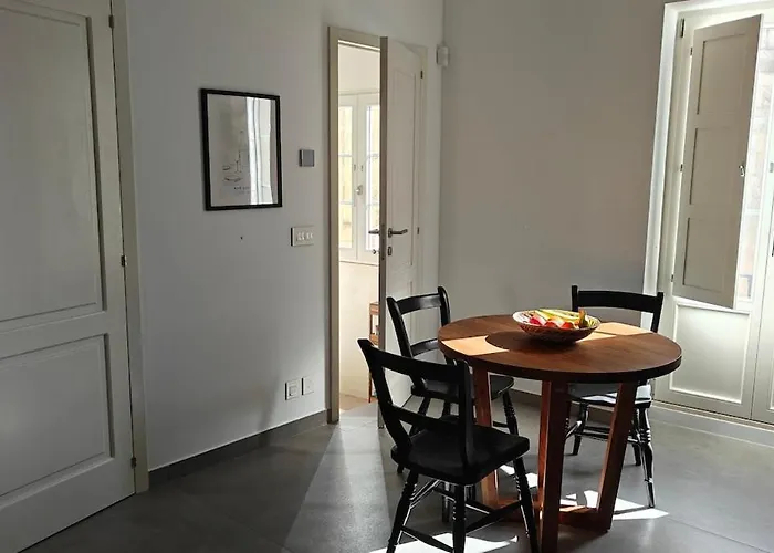 Charming Character In Village Core Δωμάτια σε οικογενειακή κατοικία *